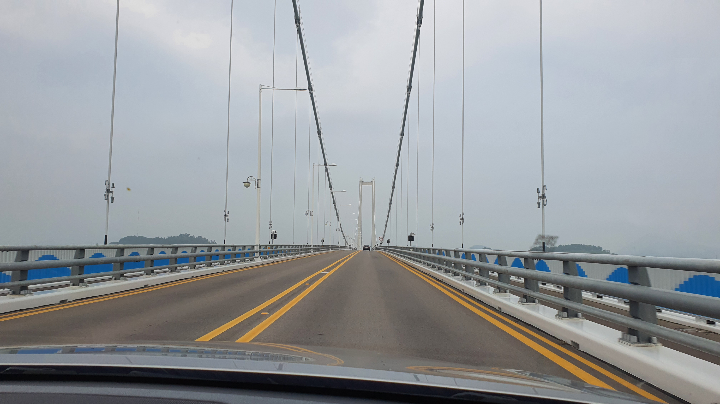 이순신 대교 사진입니다. 이순신 대교는 국내 최대 규모의 현수교이고 길이는 2,260미터 주탑의 높이는 270미터에 달합니다