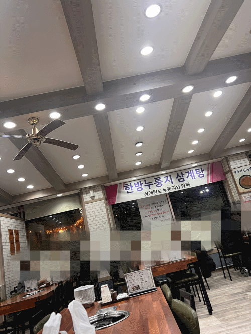 넓은데 사람이 많아