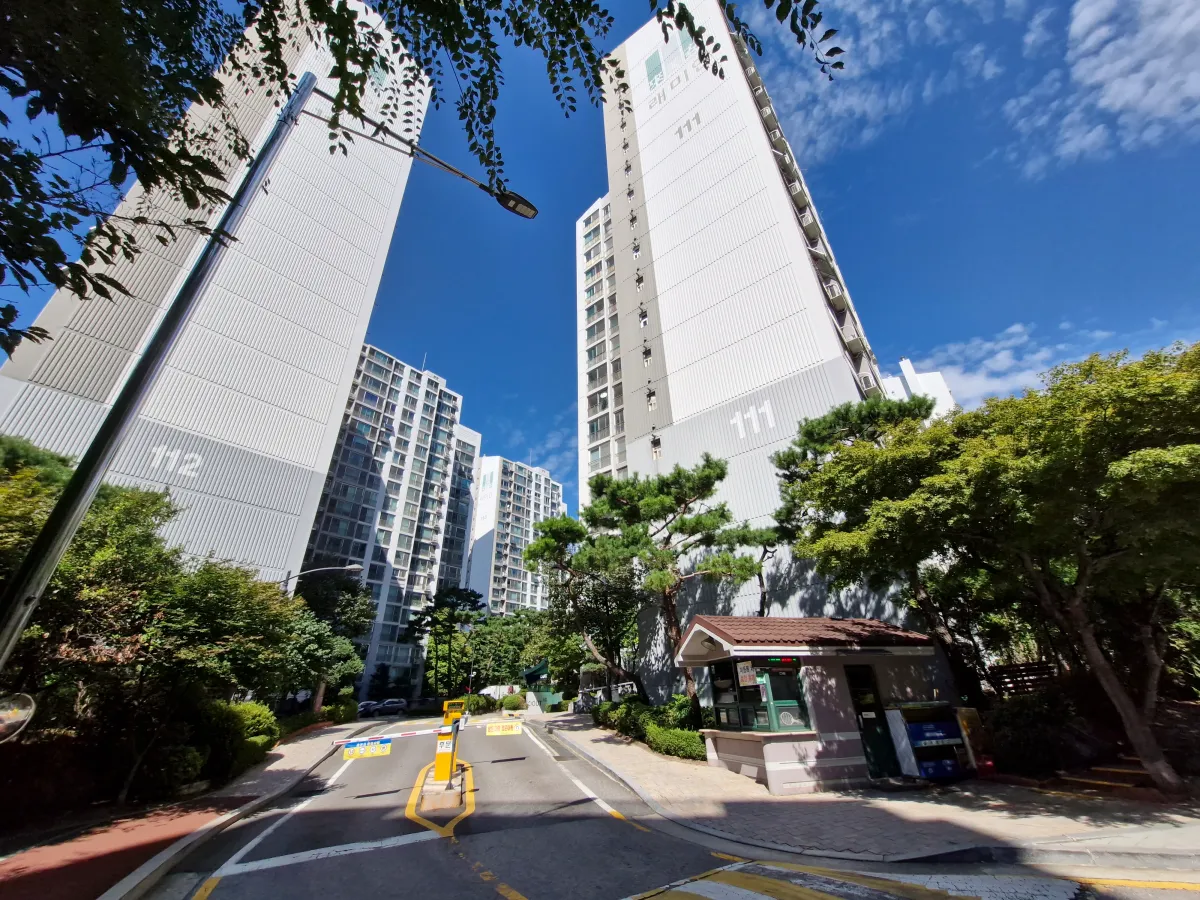 파란하늘아래-서있는-DMC래미안클라시스-아파트-정문