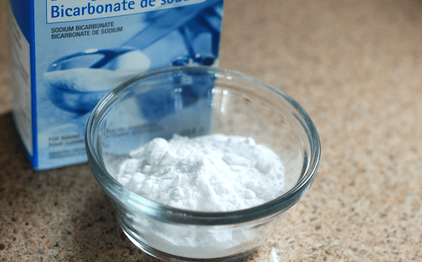 커피 얼룩 지우는 법으로 활용 가능한 베이킹소다 투명 유리 그릇에 담겨 있다