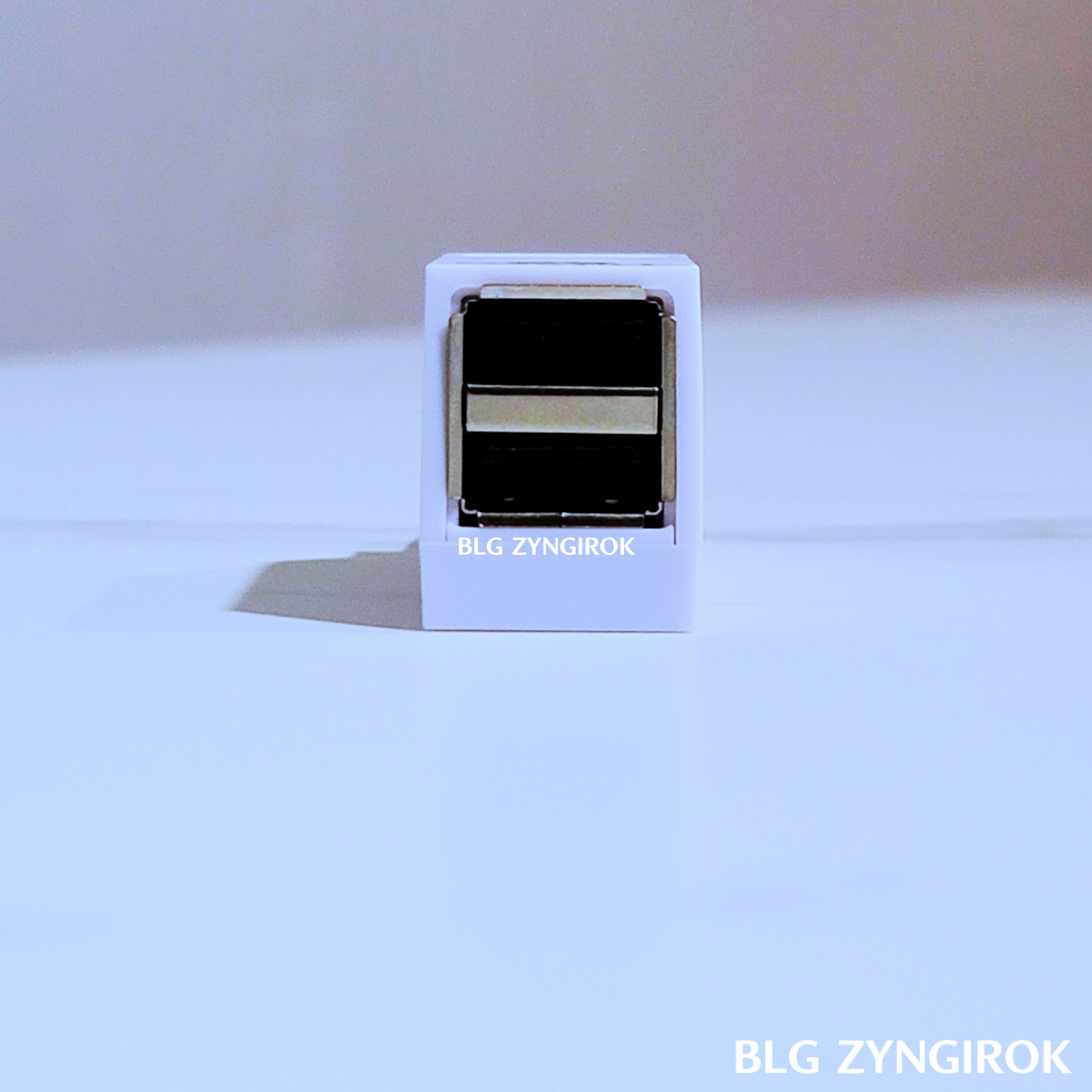 USB-허브-옆면애-2개의-포트가-있는-모습이다.