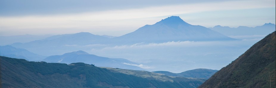 첩첩산중 산맥들이 펼쳐진 사진