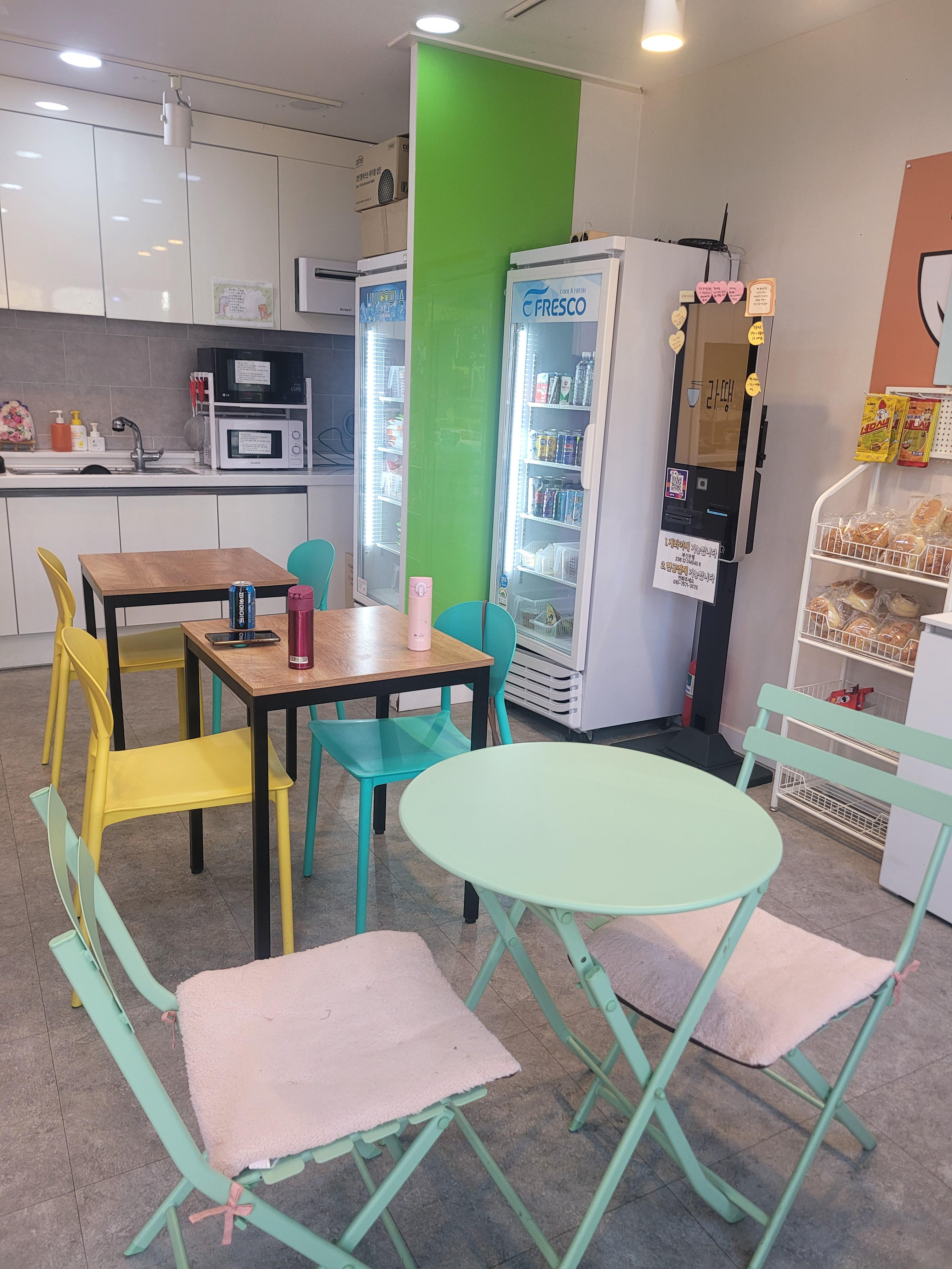 정관모전리-24시간무인라면-라땡-가게내부테이블