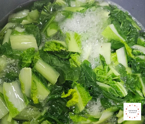 얼갈이배추시락국-얼갈이 배추 끓는물에 데치기