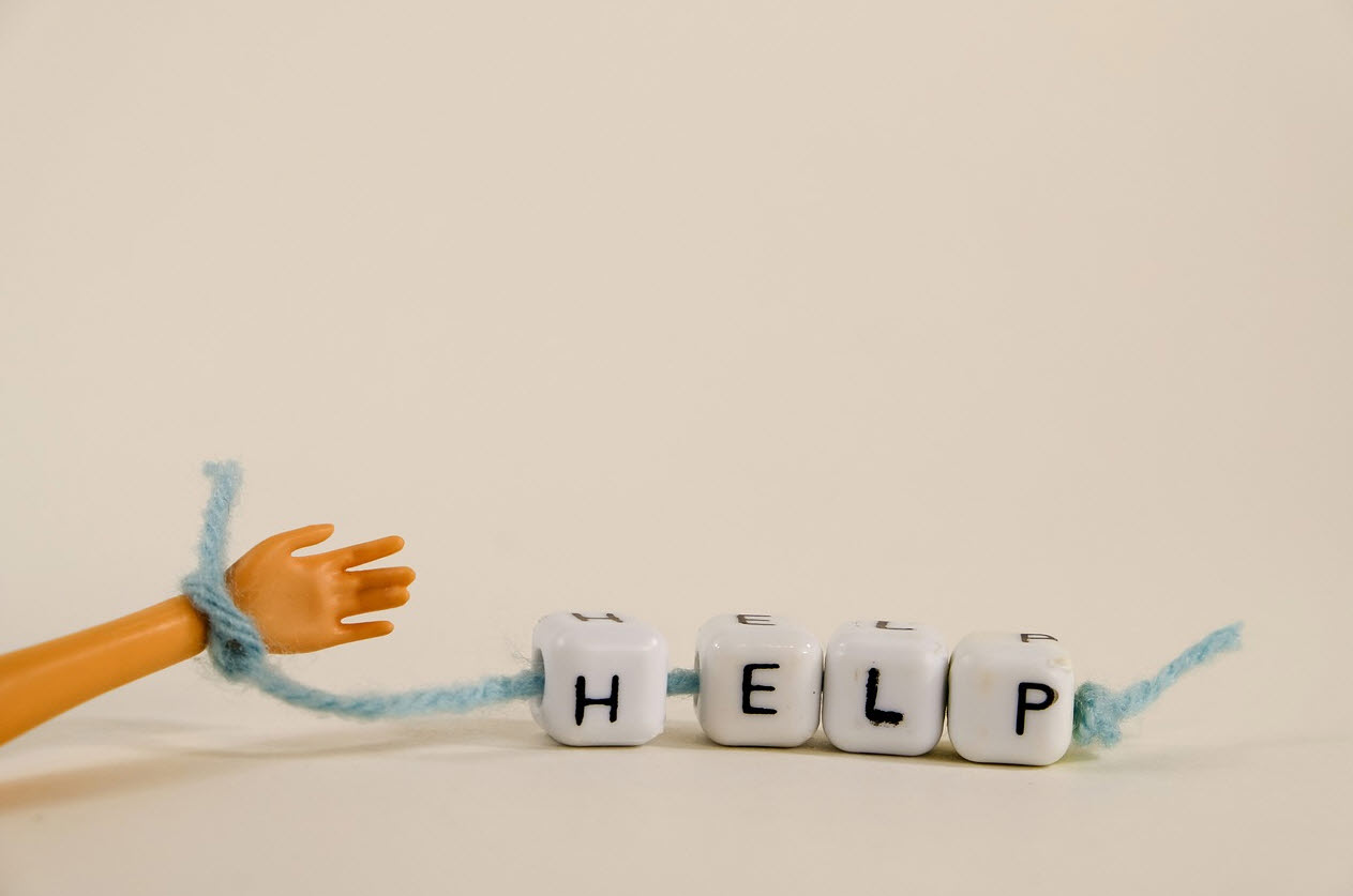 도움의 손길, 끈으로 연결한 모습