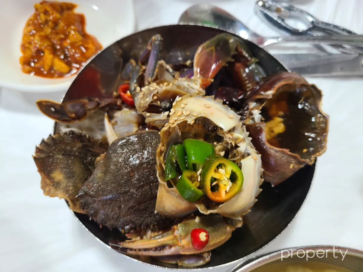 고추가-올려진-돌게장-한대접