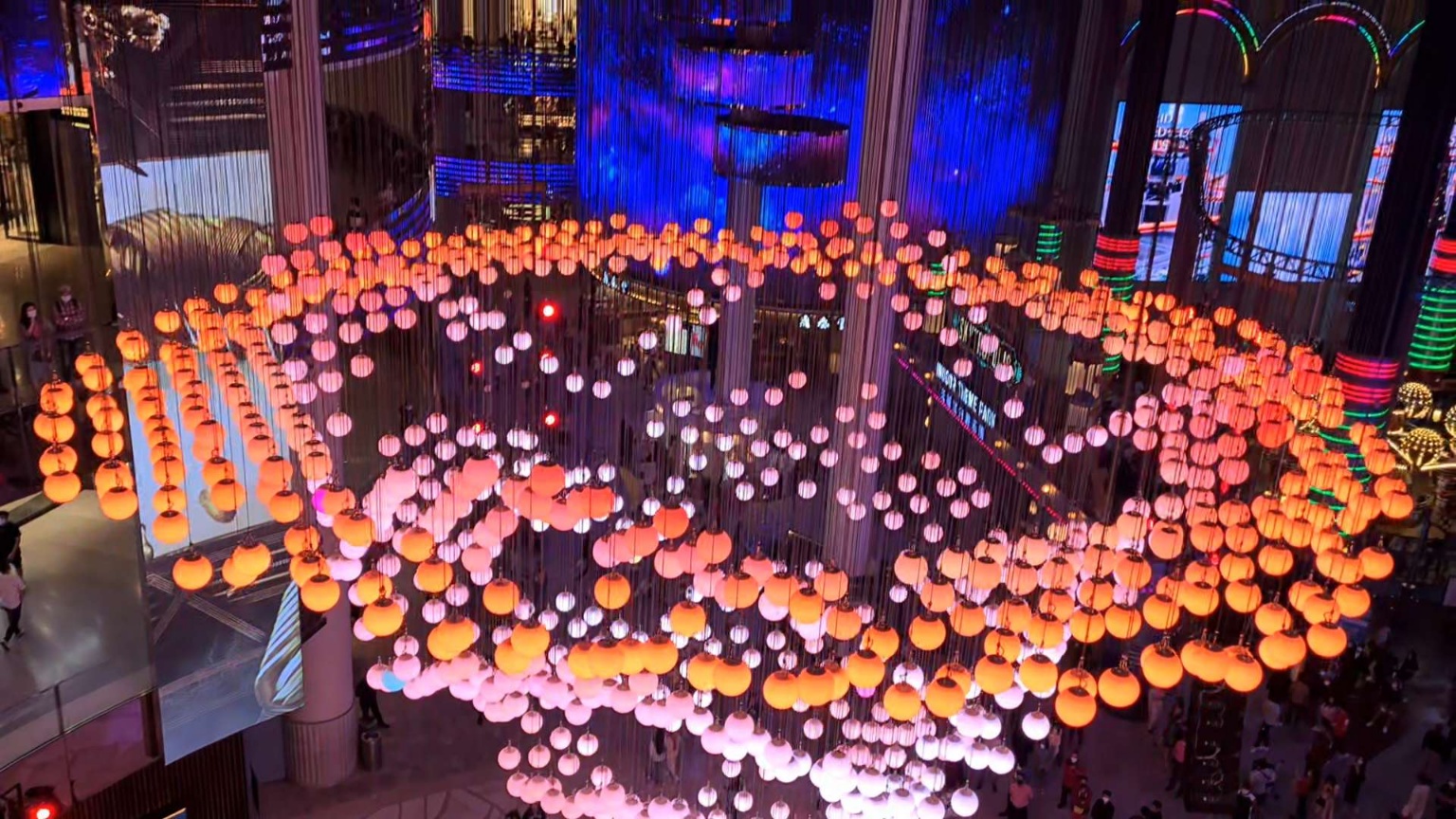 화려한 LED 조명 퍼포먼스