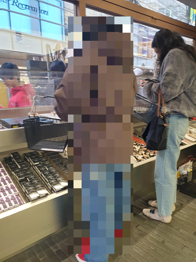 쿠션등 여행에 특화된 스몰 화장품이 전시되어 있는 코너