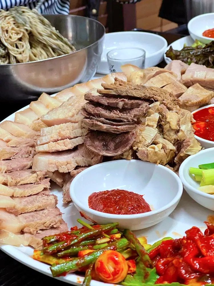 줄서는식당 돼지와 소의 8가지 부위 삶은 수육 제복쟁반, 자가제만 메밀면 직접 짠 들기름 막국수 맛있는 술집 강남역 맛집 소개