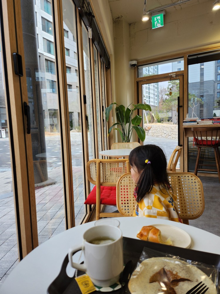 창밖을 바라보는 아이